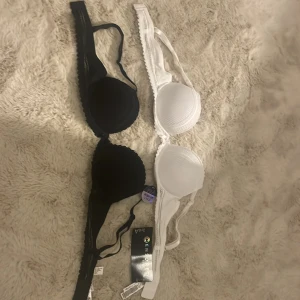 Push up bh 2-pack svart & vit  - Push up bh 2-pack,storlek 75A. Har inte använt och har etiketter 