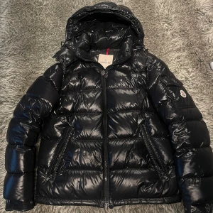 Moncler Maya  - Moncler Maya size 2 / medium.  Digitalt kvitto finns - väldigt bra skick. Hör av dig vid fler bilder 