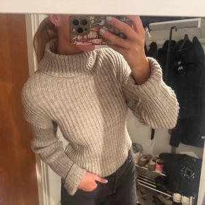 Grå ribbad polotröja från NA-KD - Säljer en grå ribbad polotröja från NA-KD i storlek XS. Enbart anvönd 1 gång, super fint skick! 🌹