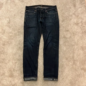 Neuw Selvedge jeans - Hej! Säljer dessa riktigt feta Selvedge Jeansen från märket Neuw i 100% bomull! Nypris: 2700kr! Jeansen har börjat få riktigt snygga fades! Storleken är 33/32 och modellen heter Lou slim vilket är Neuws mest populära modell på jeans. Lou slim är mera åt slim/straight hållet och sitter inte som korvskinn! 🤝bara att kontakta mig vid minsta intresse av köp! Fråga om mått osv om du är osäker på det! Mvh DC