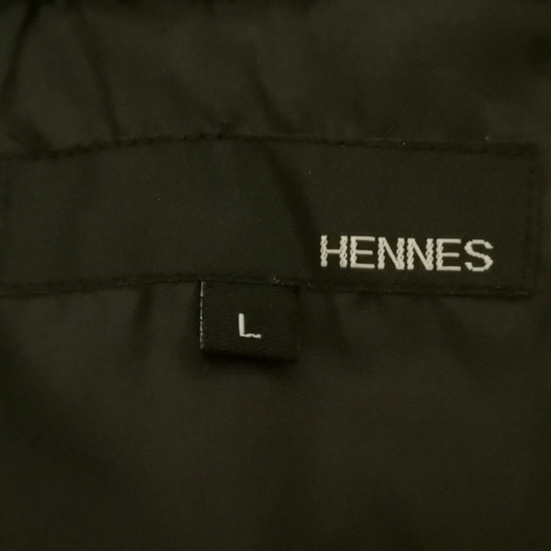 Svart quiltad pufferjacka Från H&M Stl L - 3