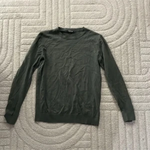 Dressman tröja  - Fet grön sweatshirt från Dressman 100% bomull. Strl: M Inte använd mycket så i nyskick. Köpt för 600 kr, mitt pris: 400kr. Pris kan diskuteras vid snabb affär💰 Modellen är 180 cm, 60 kg. Skriv inte om du inte tänker köpa! Skriv vid minsta fundering. 