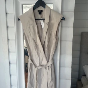 Kavajklänning - Jättefin beige klänning aldrig använd