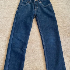 Levis jeans - Snygga Levi's 514 jeans i en klassisk blå färg. De har en straight passform och är tillverkade i slitstarkt denim. Strl: W:26 L:26. Nypris: ca 1000, mitt pris: 149. Dem är i ett mycket bra skick utan några defekter. Hör av dig vid minsta fundering.