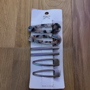 Hårspännen - äljer olika hårspännen i pack Färgade hårspännena har lite rost på baksidan men inget som syns på (se sista  bild) resten är OANVÄNDA