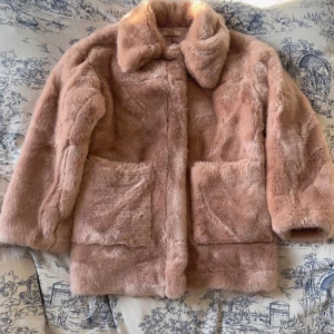 faux fur kappa - använd två gånger, stor i storleken så passar en s bra också