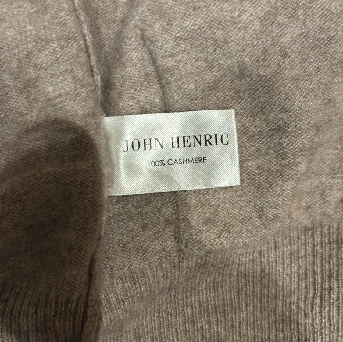 Beige cashmere hoodie från John Henric - 3