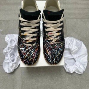 Maison margiela - Svarta maison margiela. Använda nån gång. Storlek 44 men passar 43. Box och dustbags följer med. Ställ frågor om ni har funderingar! Priset är inte hugget i sten🚨