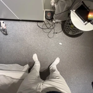 Vita straight jeans från Jacob Cohen  - Snygga vita jeans från Jacob Cohen med klassisk femficksdesign och rak passform. Byxorna har en neutral look och är tillverkade i mjukt jeanstyg. Perfekt för dig som vill ha en clean och stilren vibe.