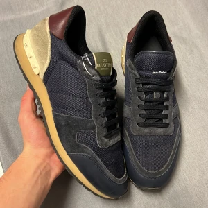 Valentino rockrunners 44 - Supersnygga rockrunners! Perfekta vinterskor! Självklart äkta! Size 44! Skick 8/10 bra skick men en lapp har lossnat på plösen på ena skon och liten reva på ena skon. Dustbag ingår vid köp! Nypris ca 7200kr! Hör av dig vid intresse 🤩 