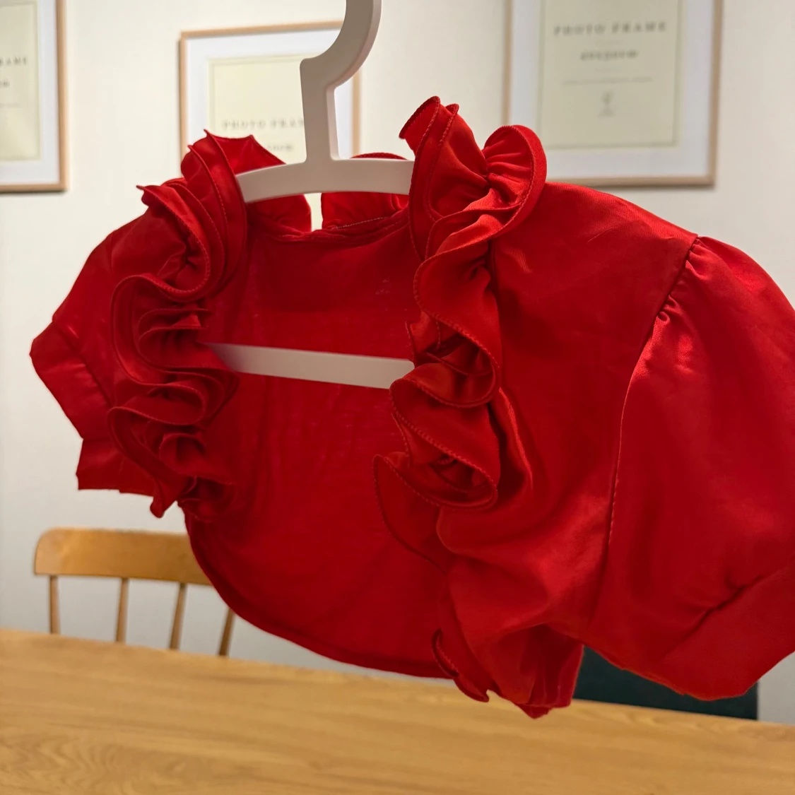 Röd bolero med volanger