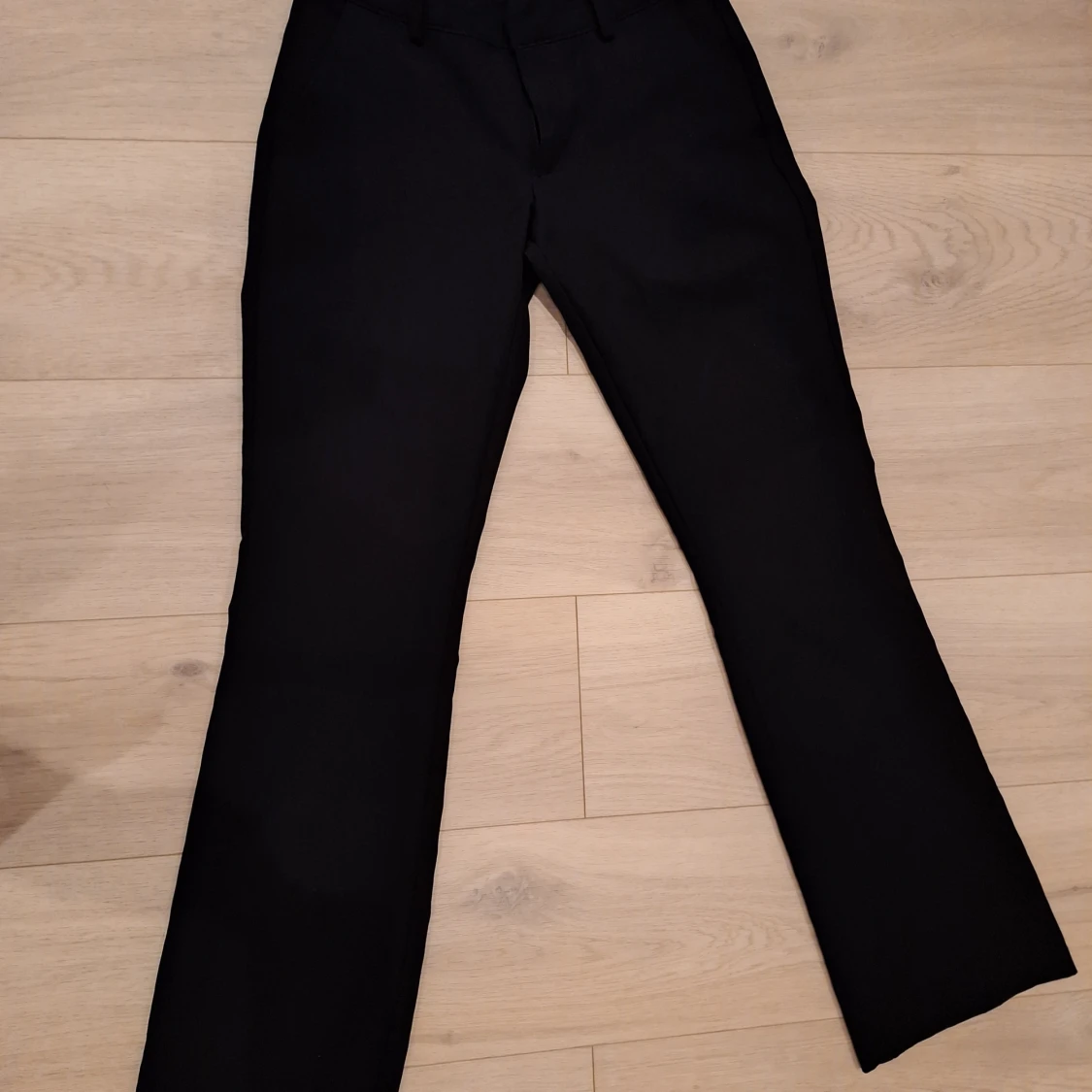Svarta kostymbyxor från Bik Bok - 1