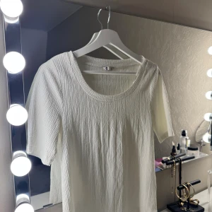 Vit ribbad topp från C&A - Säljer en vit ribbad topp från Cubus med rund halsringning och korta ärmar. 