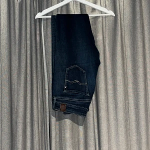 Mörkblå Replay jeans LUZ, w29 - Snygga mörkblå jeans från Replay. Jeansen är slim fit och hyperflex. Jag har inte kunnat använda de för att de var för stora för mig. Hör av er vid frågor🙌