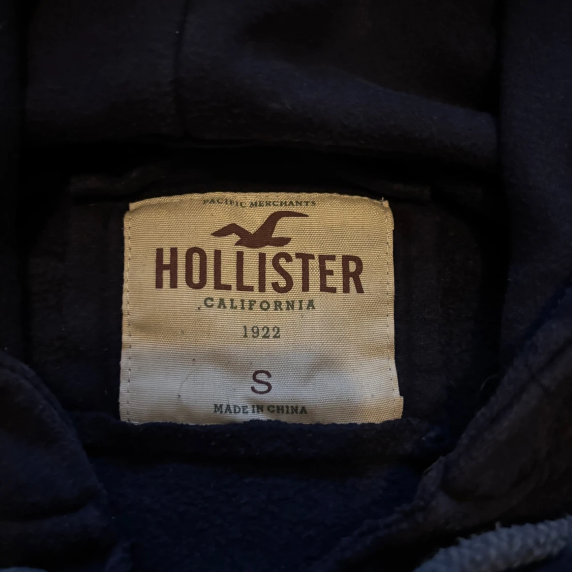 Mörkblå hoodie från hollister - 1