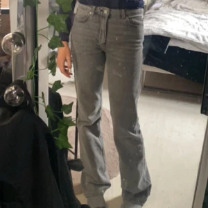 Grå bootcut jeans - Snygga grå jeans från Gina tricot, bra skick! säljer då jag inte fått använding av de på flera år🥰
