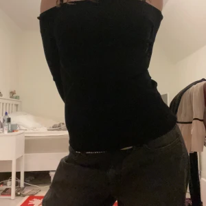 skitsnygg svart offshoulder topp - svart, tight och ribbad offshoulder topp. sitter snyggt figurnära och passar perfekt till jeans eller kjol!!
