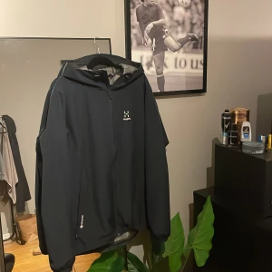 Svart Haglöfs Gore-Tex vindjacka M ,nypris 2800 :- - Säljer nu min vind/regn jacka från Haglöfs i storlek M som endast är andvänd ett fåtal gånger. Säljer pågrund av att den är för stor för mig. Jackan har huva, dragkedja framtill och två sidofickor med dragkedja. Tillverkad i Gore-Tex-material som är både vattentätt och andas. Perfekt för dig som vill ha en clean och funktionell look.