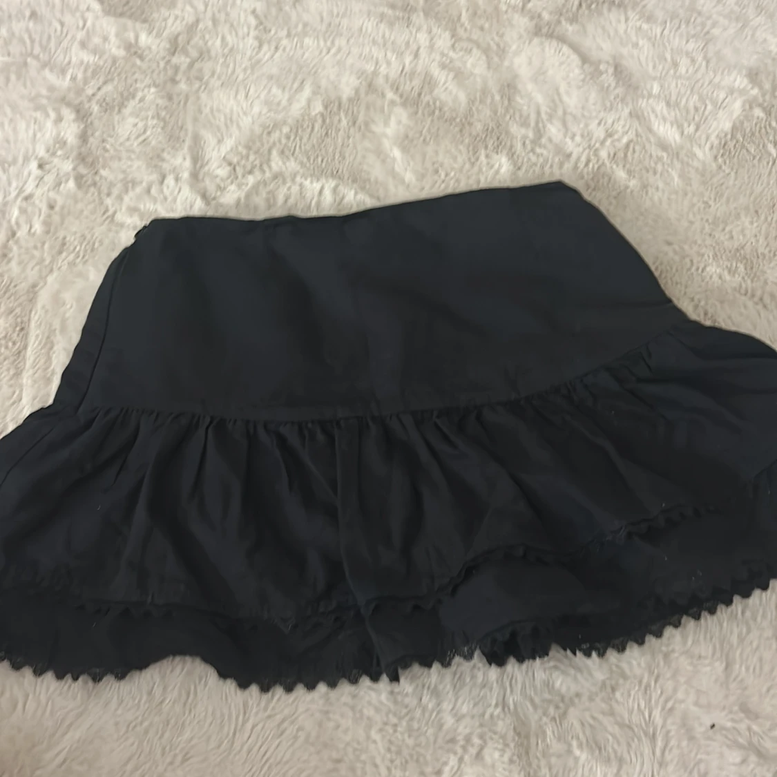 Svart volangkjol från Zara XS