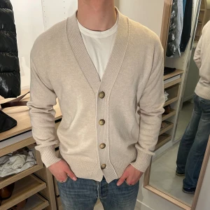 Gran Sasso Cardigan (HELT NY)  | IT 48 - Beige cardigan från Gran Sasso | Skick: 10/10 (helt ny med tags) | Size: M/48 | Tillbehör: Travel Bag | Material: 100% virgin ull | Ordinarie nypris: 2499 :- | Modellen på bilden 175 cm och väger 70 kg | Tveka inte att kontakta mig vid frågor😁!
