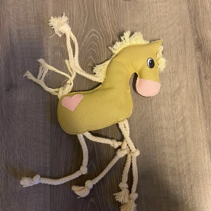 Perfekt leksak till hästen - Bilden visar en mjukdjur/leksak i form av en häst med repben och man. Perfekt leksak till hästen att ha i boken aldrig använd.
