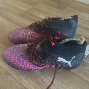 Puma fotbollsskor dam - PUMA FUTURE 8 ULTIMATE FG UNLIMITED - PUMA SVART/PUMA WHITE/RÖD Använda 1 träning men tog av de direkt efter uppvärmningen Pris på Unisport: 2 700kr Mitt pris: 1 500 kr Öppen för prisförslag! Skriv för mer bilder
