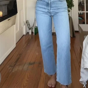 Levi’s Ribcage Straight Jeans - Only worn once, fringed at the bottom of the pant legs  Measurements W26 L27 For reference my sister in the picture is 163 cm 