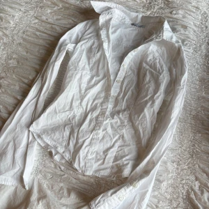 Skjorta - Skjorta med tight passform, formar kroppen extremt snyggt!