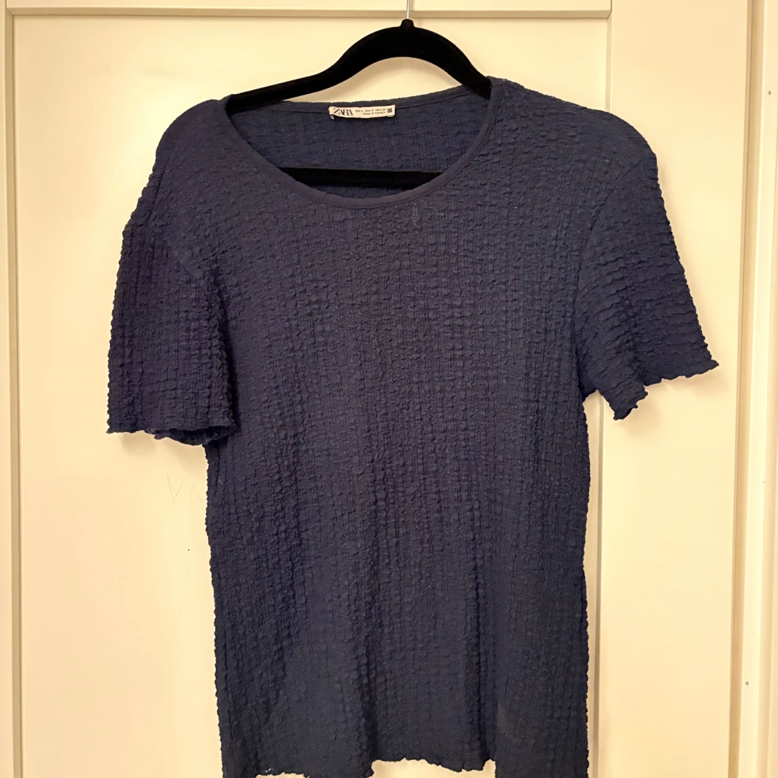 Mörkblå ribbad t-shirt från Zara - 1