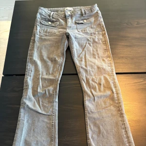Grå jeansbyxor från Gina Tricot, Flare. Strl 152 - Snygga grå jeansbyxor från Gina Trico. Flare