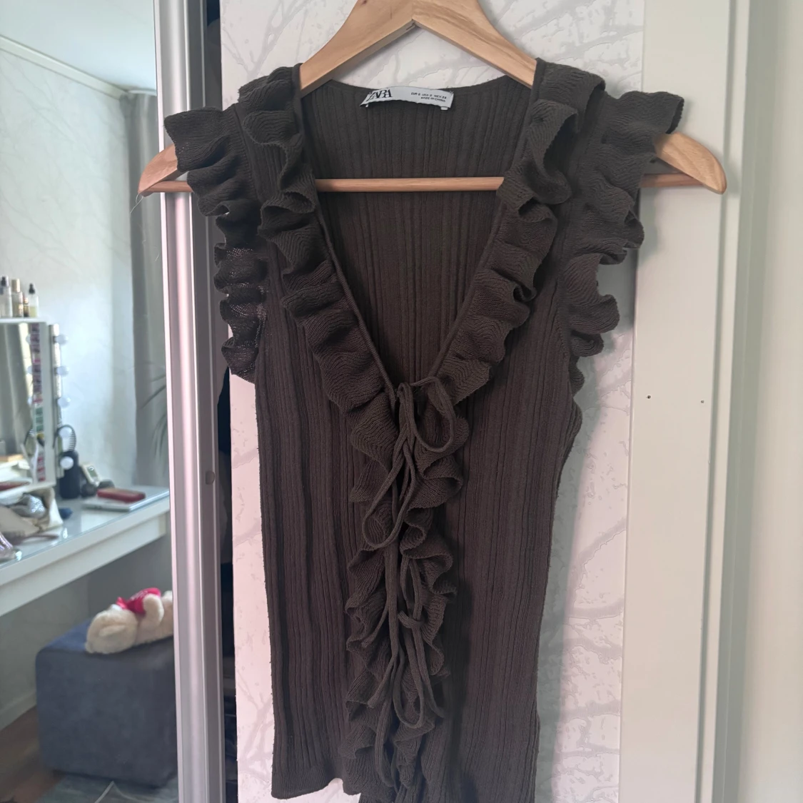 Brun ribbad volangtopp från Zara - 1