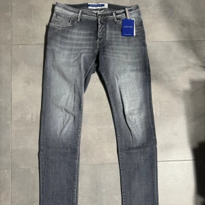 Jacob Cohen jeans  - Tjena! Säljer nu dessa sjukt feta Jacob Cohen jeans i storlek 32! Jeans är använda max 3 gånger så de är som nya! Jag köpte dem nya för 5900kr på united fasion i Göteborg(kvitto finns)! Modellen är Nick slim vilket är slimfit! Hör av er vid fler frågor eller bilder! 