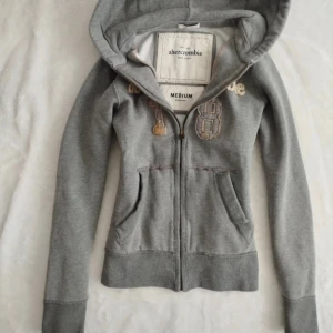 Vintage Abercrombie and fitch zip up - Jätte fin vintage Abercrombie and fitch zip up hoodie, den har inga defekter(förutom det ni kan se på bokstaven I på hoodie’n)Den är storlek M men skulle säga den passar mer storlek S. Jätte fin och passar bra till vintern. Säljer pga av den inte passar mig längre💓