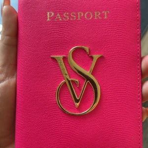 Victoria secret pass port - Denna är köpt för många år sedan utomlands på Victoria Denna finns inte kvar idag och är därför ganska efterfrågad och unik     Den har används och baksidan har lite fläckar och render som ni ser på sista bilden Annars är den fin  Det är en passport fodral   Många som är intresserade så det är först till kvarn❤️