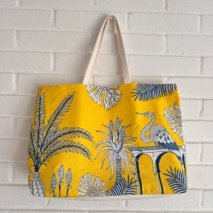 Gul shoppingväska med tropiskt mönster - Stor och rymlig shoppingväska från Clarins. Helt ny🧡