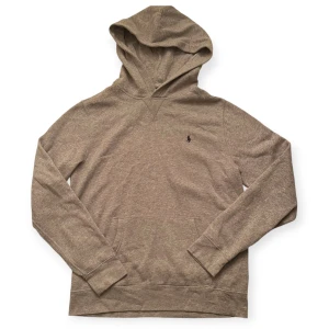 Ralph Lauren Hoodie - Grå Ralph Lauren Hoodie i grymt skick! Den är i storlek XL i barnstorlek, vilket motsvarar S i herrstorlek. Den är använd ett fåtal gånger. Den är köpt för 1495 kr! Vid eventuella frågor eller funderingar är det bara att hojta till! 