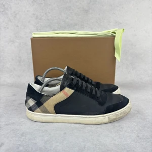 Burberry checked sneaker - – Condition: 8/10  – What is included: Only the sneakers  – Retail price: 6800 SEK