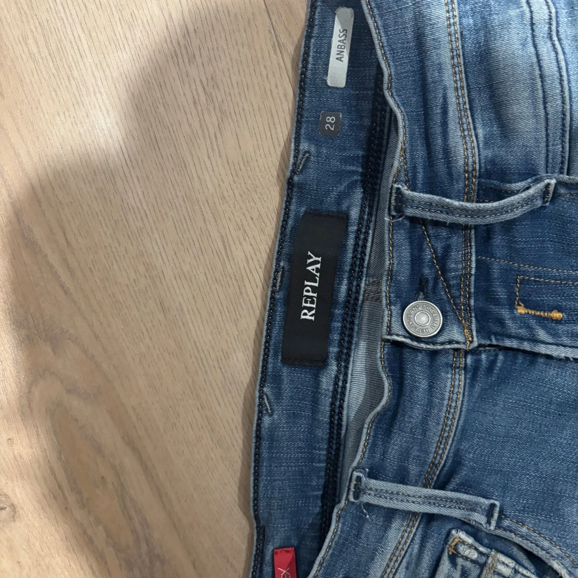 Blå slitna jeans från Replay - 4