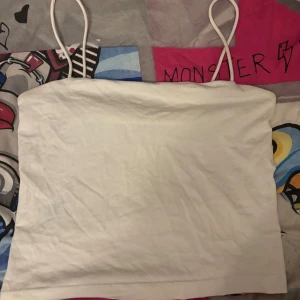 Vitt linne - Vitt linne med smala straps i storlek M. Skriv om ni har frågor! Priset kan diskuteras och jag kan gärna mötas upp!