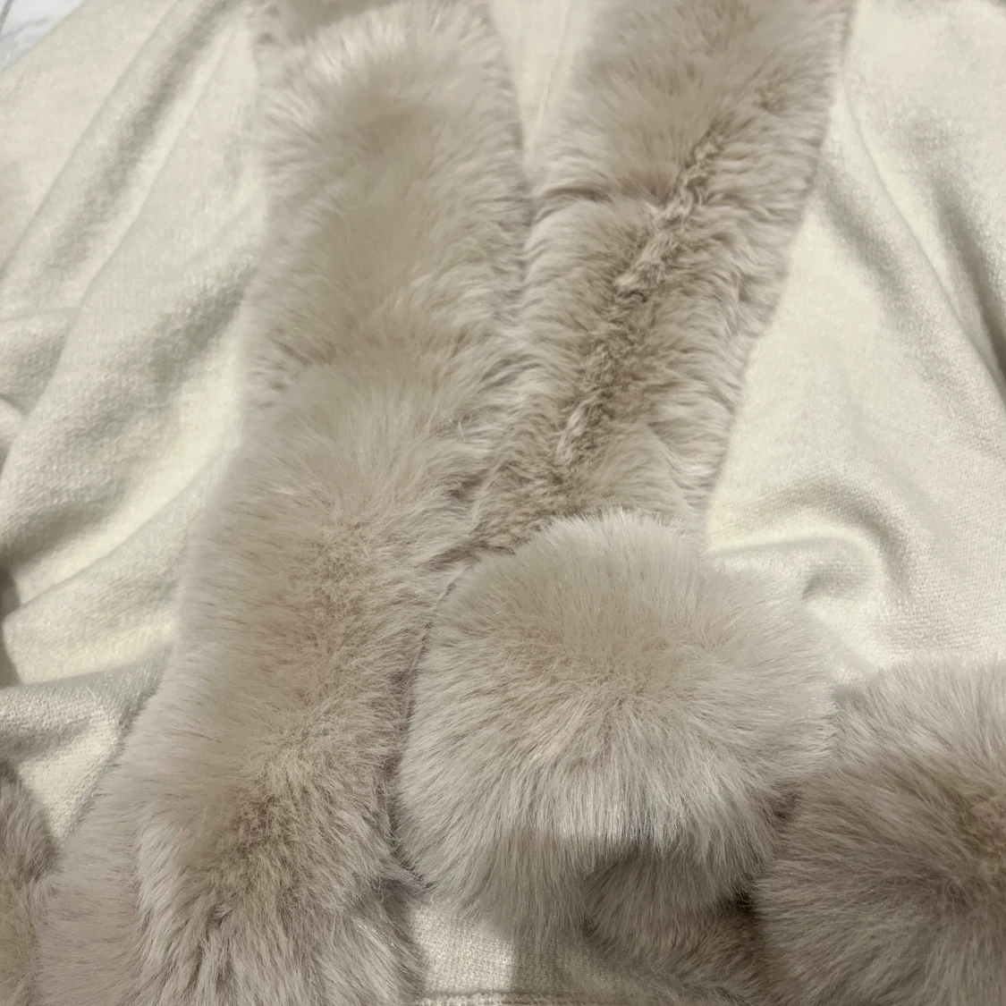 Beige pälsväst med fluffiga kanter - 3