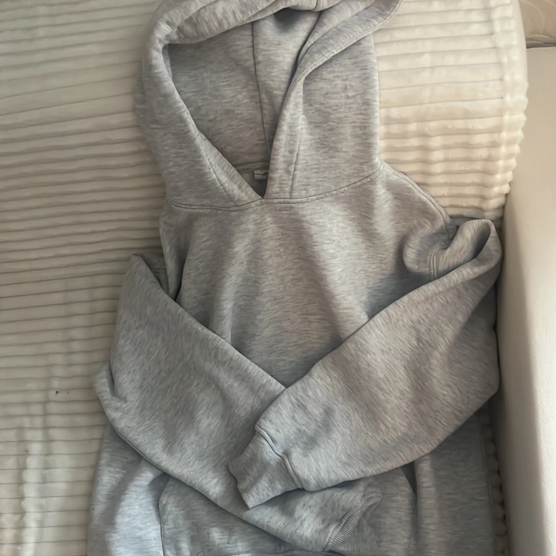 Grå hoodie från Basically Basic - 1