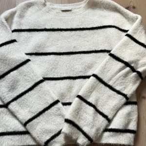 Lurvig tröja med ränder -  Säljer min lurviga tröja från Kappahl Med svarta ränder. Den har tyvärr en liten fläck fram till