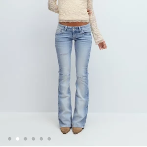 Ljusblå bootcut jeans med broderi - Snygga ljusblå bootcut jeans från Gina 14+ TALL MODELL med slitningar och broderade bakfickor dekorerade med paljetter. Passar mig i längd som är 175! Låg midja. Storlek S TALL, knappt använda. Helt slutsålda och kommer ej tillbaka