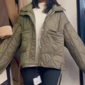 Khaki quiltad jacka Zara - Super fin vår jacka i khaki grön från Zara. Helt slutsåld överallt 💝storlek M , jag bär xs-m 🥰 super fint skick, inga defekter överhuvudtaget. Skriv om du vill köpa så sätter jag på ”köp nu” funktionen 💕