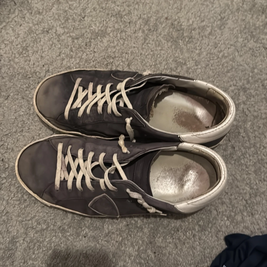 Blåa sneakers med vita detaljer - 1