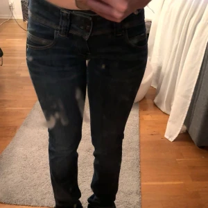 Mörkblå jeans Pepe  - Snygga mörkblå jeansbyxor från Pepe med klassiska kontrastsömmar och broderad bakficka. Modellen har normal passform och raka ben. 