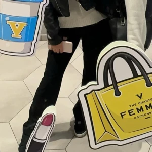 Svarta bootcut kostymbyxor  - Snygga svarta byxor med bootcut-modell och lätt utsvängda ben. Byxorna har en klassisk passform med låg midja och är tillverkade i ett stretchigt material som sitter bekvämt. Perfekta att styla med sneakers eller klackar för en trendig look.