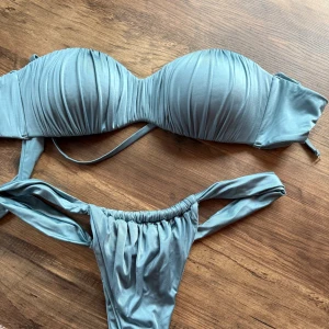 Ljusblå bandeau bikini från Calzedonia  - Säljer denna bikini! Använd fåtal gånger och tvättad! Storlek M i underdel och överdel 75B! Skriv vid funderingar! 💞
