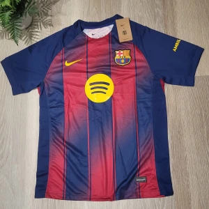 Barcelona fotbollströja 2025/26 - Jag säljer en snygg Barcelona tröja från 2025/26. Priset kan diskuteras vid snabb affär. Kan skickas direkt eller dagen efter.