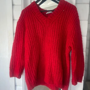 Röd stickad tröja - Jättefin stickad röd tröja från mango!
